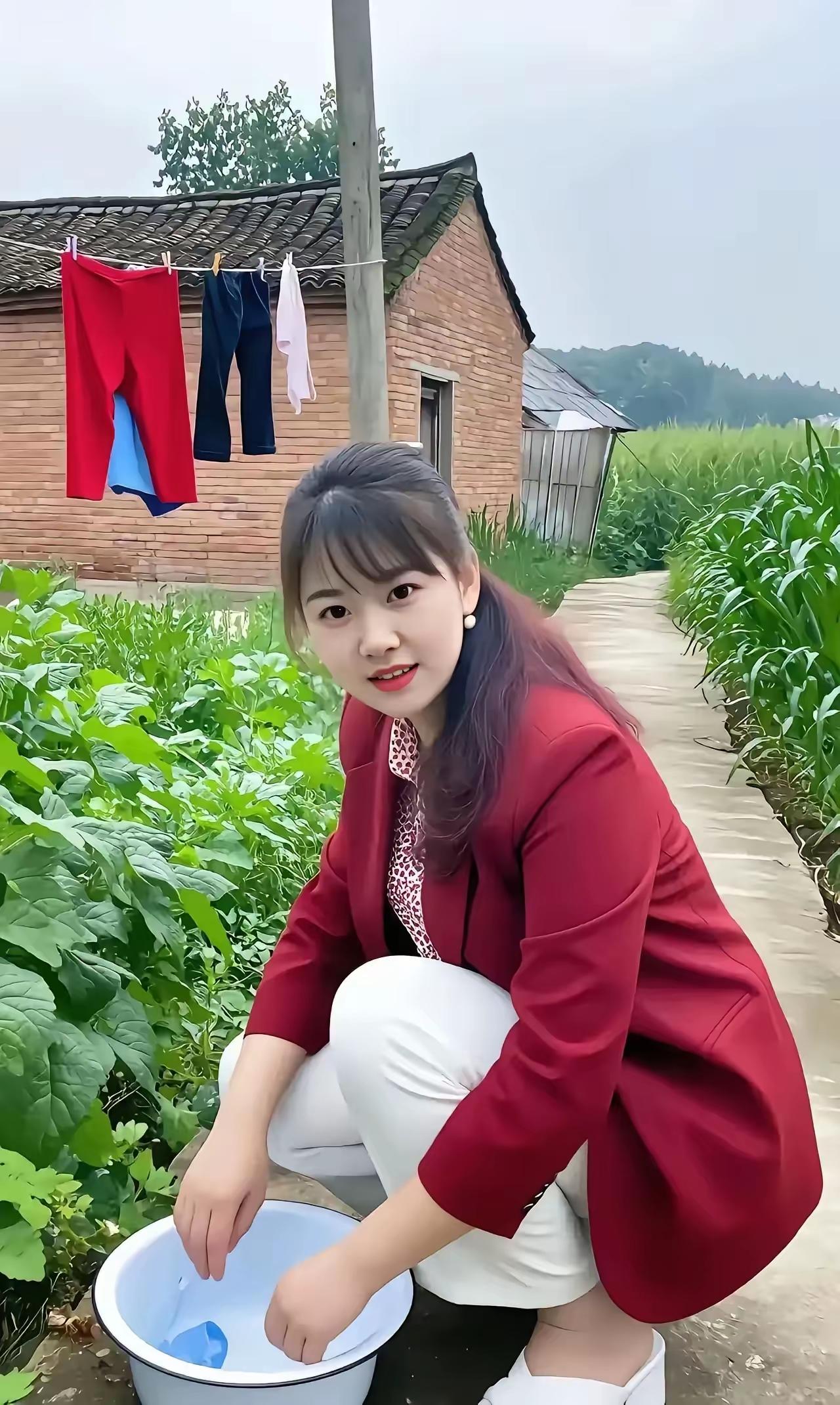 乡村生活，手洗衣物，感受自然之美。