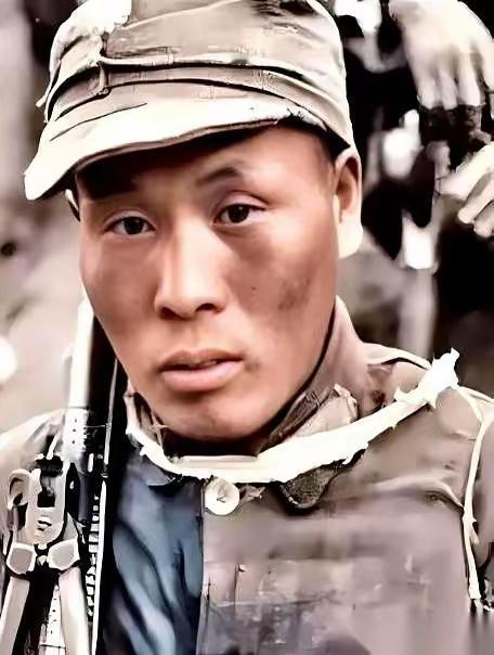 1945年，机枪手曾岳峰在湖南山里玩命地跑，只想甩掉身后的鬼子。可他一头钻进草丛