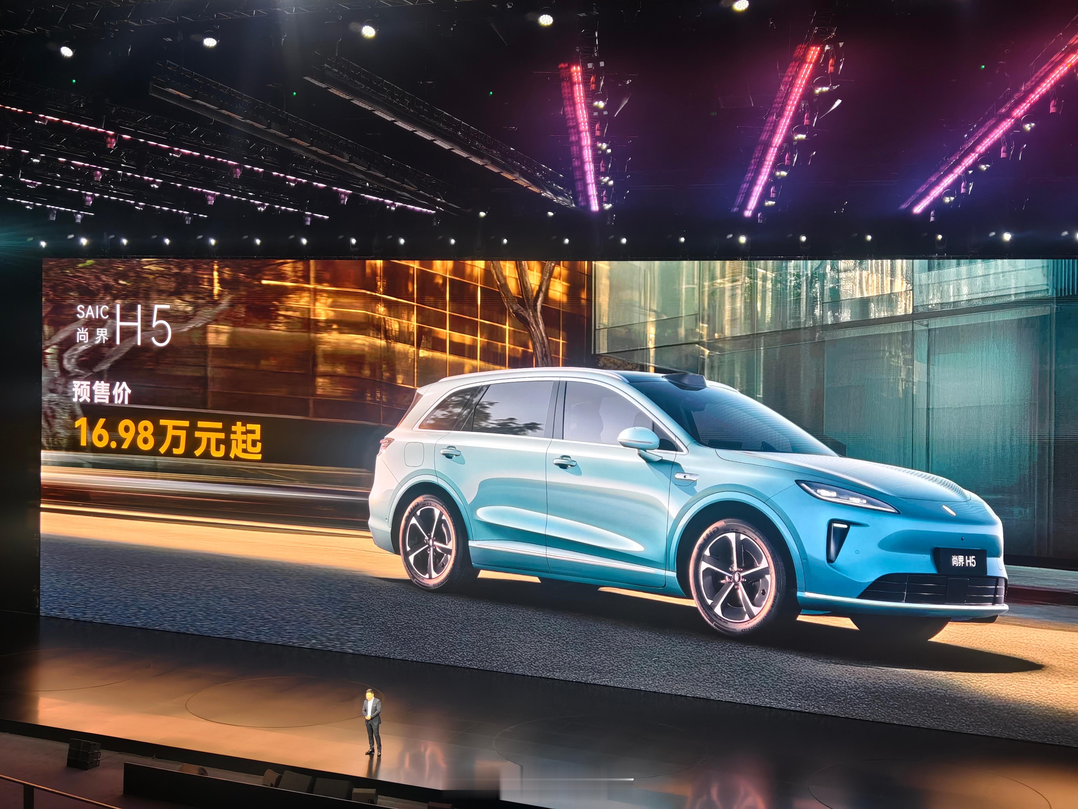 智界及问界秋季新品发布会 发布了新款智界R7、S7，以及问界M8纯电版。同时，还