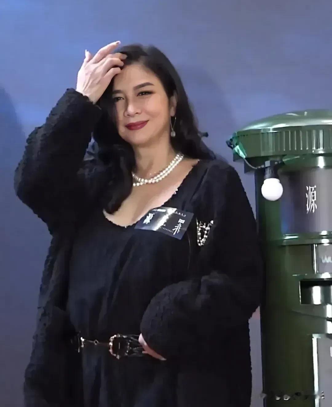 女神变成这样了！胖得认不出来了，和以前相差太多了。这下很多人要失望了，女性上了年