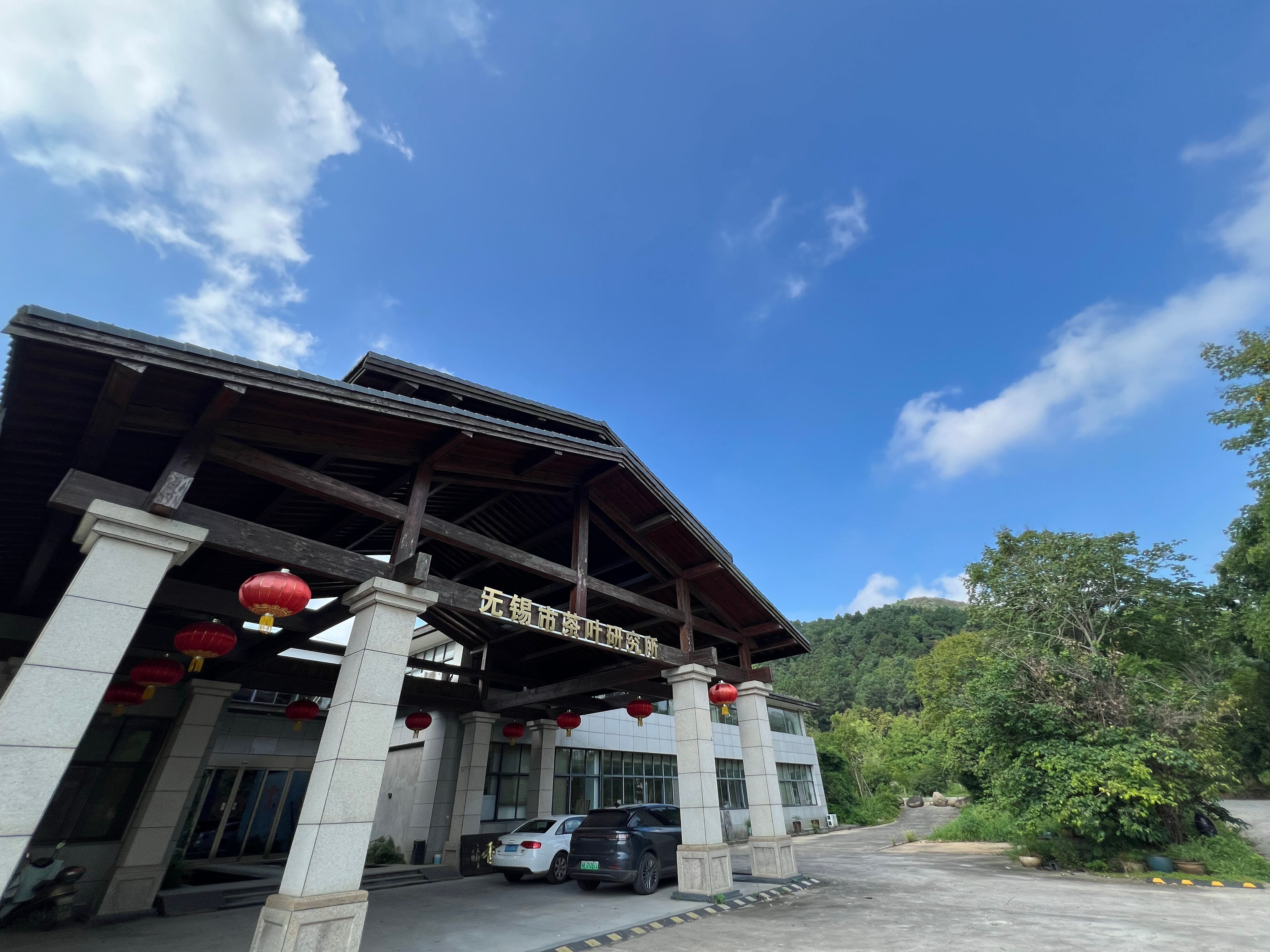 上午察看了黄墅水库等多处库塘。微风徐徐，山泉澄澈明净。数日前山洪奔涌、大水漫流，