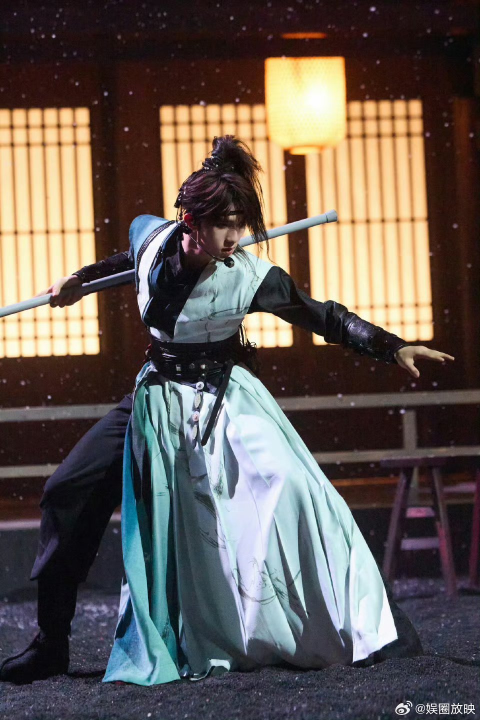 苏新皓团综古装路透OMG苏新皓古装路透杀疯了！耀眼美貌穿古装也绝绝子，这颜值是真