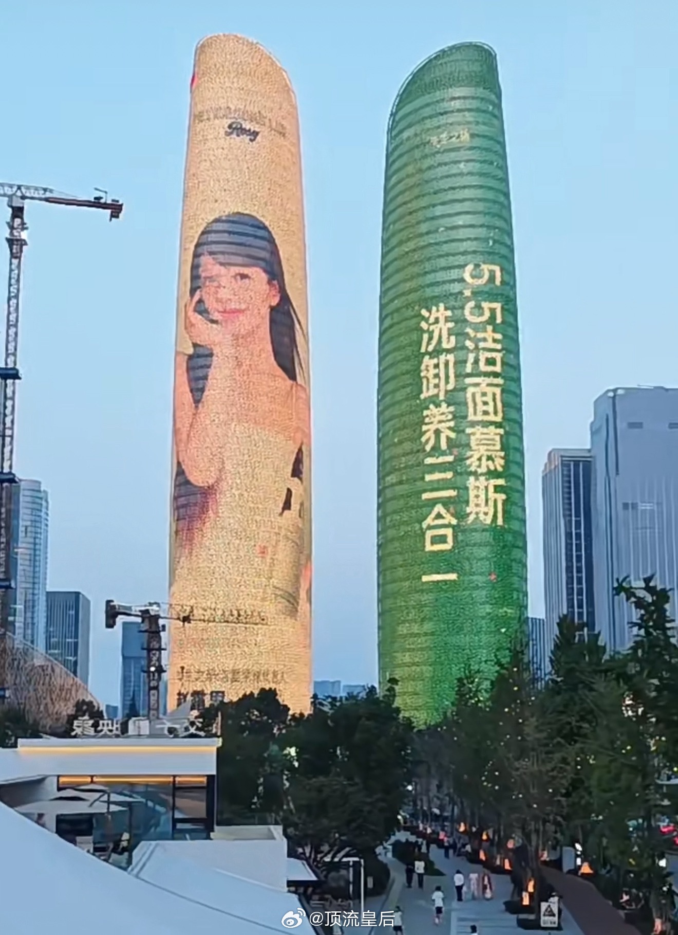 双子塔常客赵露思又来啦 
