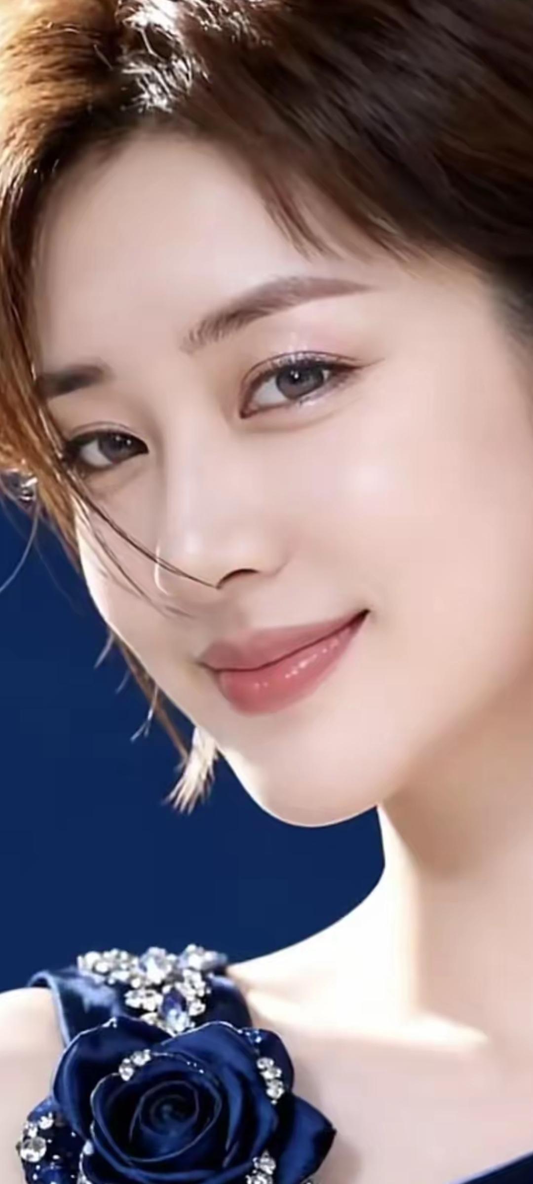 优雅蓝玫瑰，闪耀的珠宝，迷人的微笑