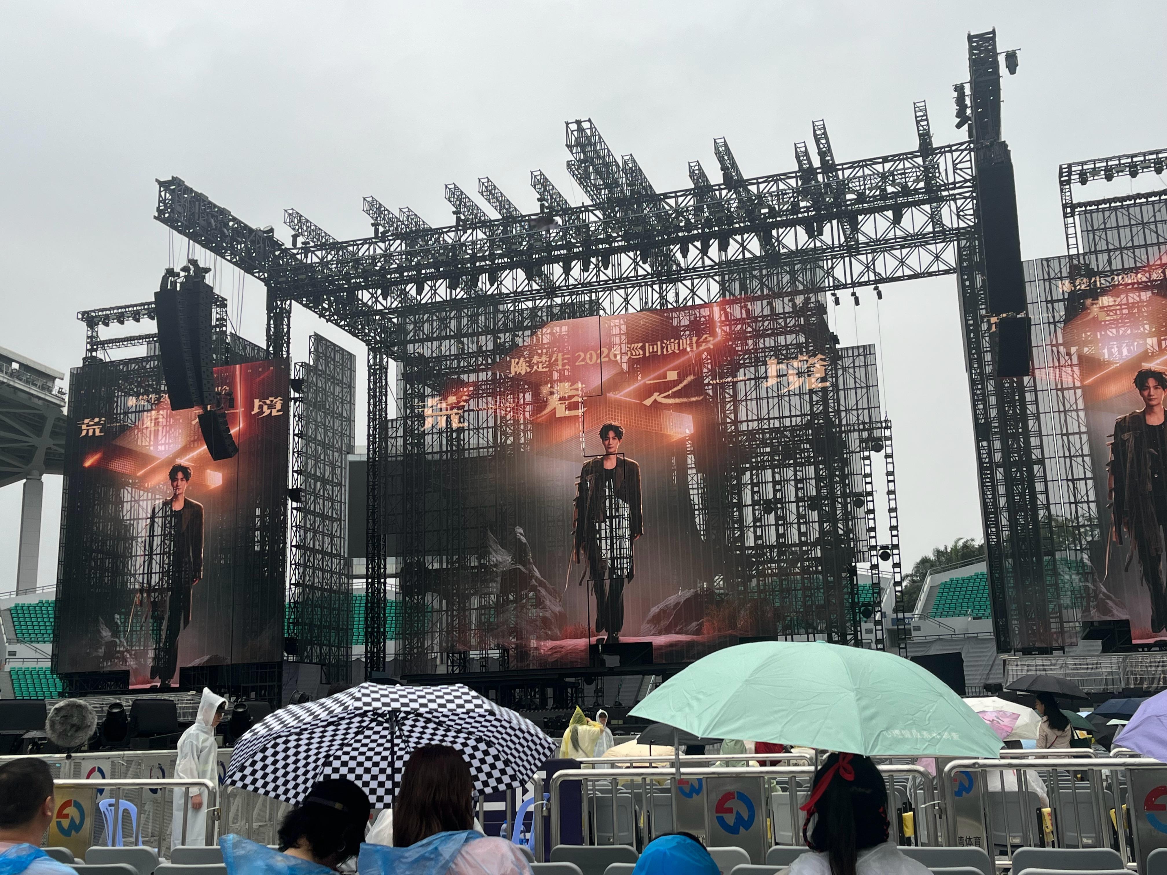 来陪你一起淋雨了宝贝(〃'▽'〃) 