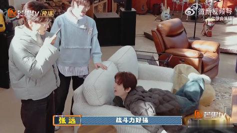 张远 南村群童欺我老无力再就业男团带娃的参差：别人还在硬撑，张远已经从沙发滑下来