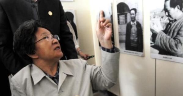 1972年，李讷生娃后写信请求爸爸接济8000元，教员看罢来信后，心痛不已，指示