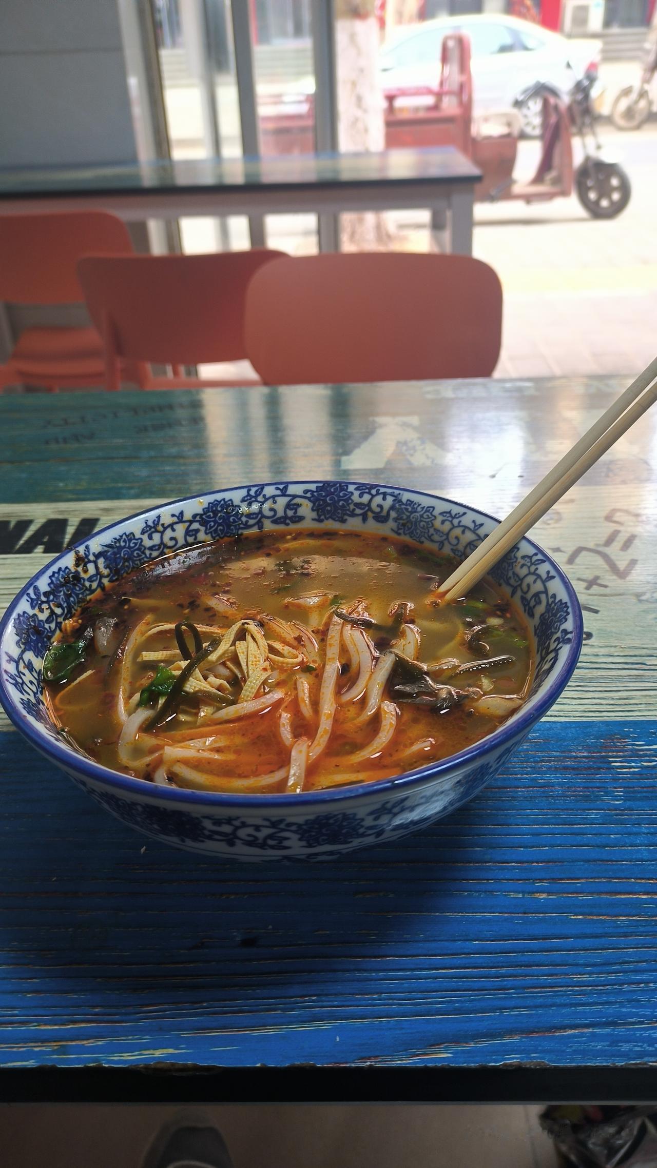 一碗香米皮 陈仓步行街美食 
前几天听人说陈仓路有家秦镇米皮特别好吃。今天路过就