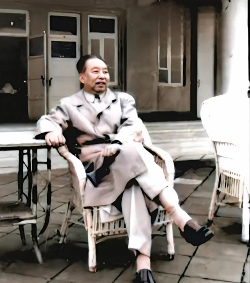 这是1997年，华国锋同志赴大连视察期间，在入住宾馆内拍下的一张留影。
 
一张