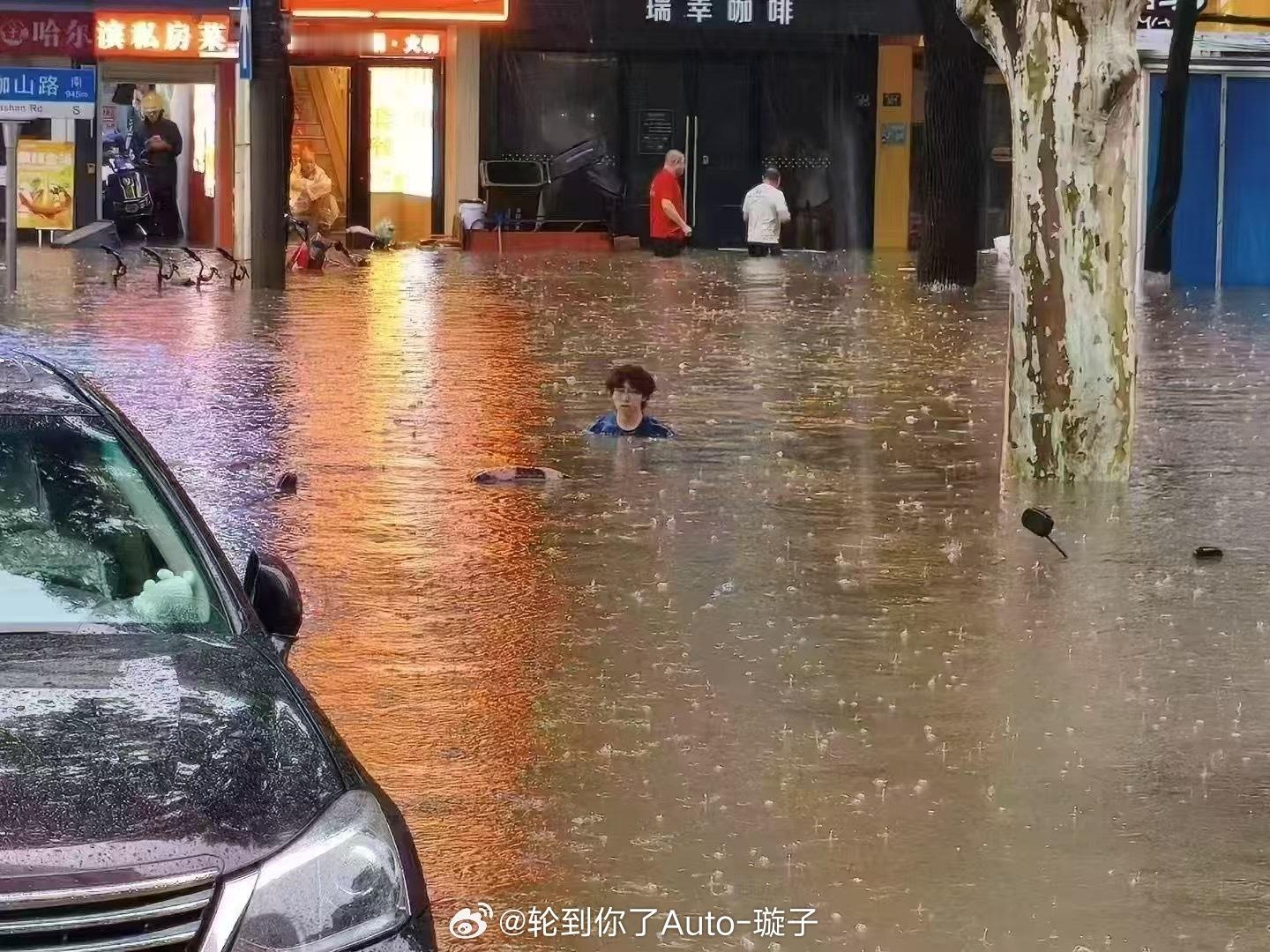 武大校门被淹一米深何止武大啊，今天的武汉人出门是这样的[笑cry]武汉连发7条暴