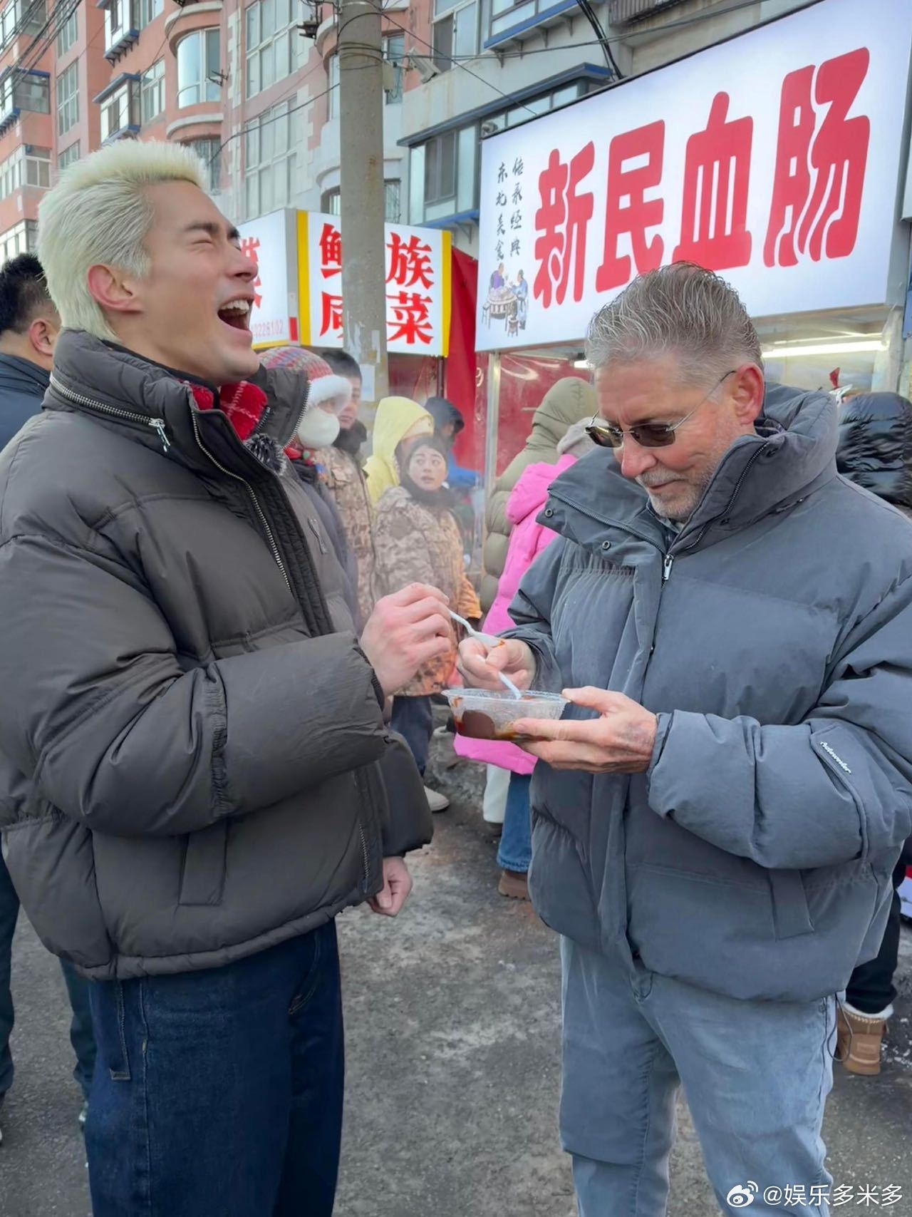 米卡父子东北游vlog 东北大炕坐一坐，米卡好奇摸炕沿，爸爸讲解超耐心，民俗体验