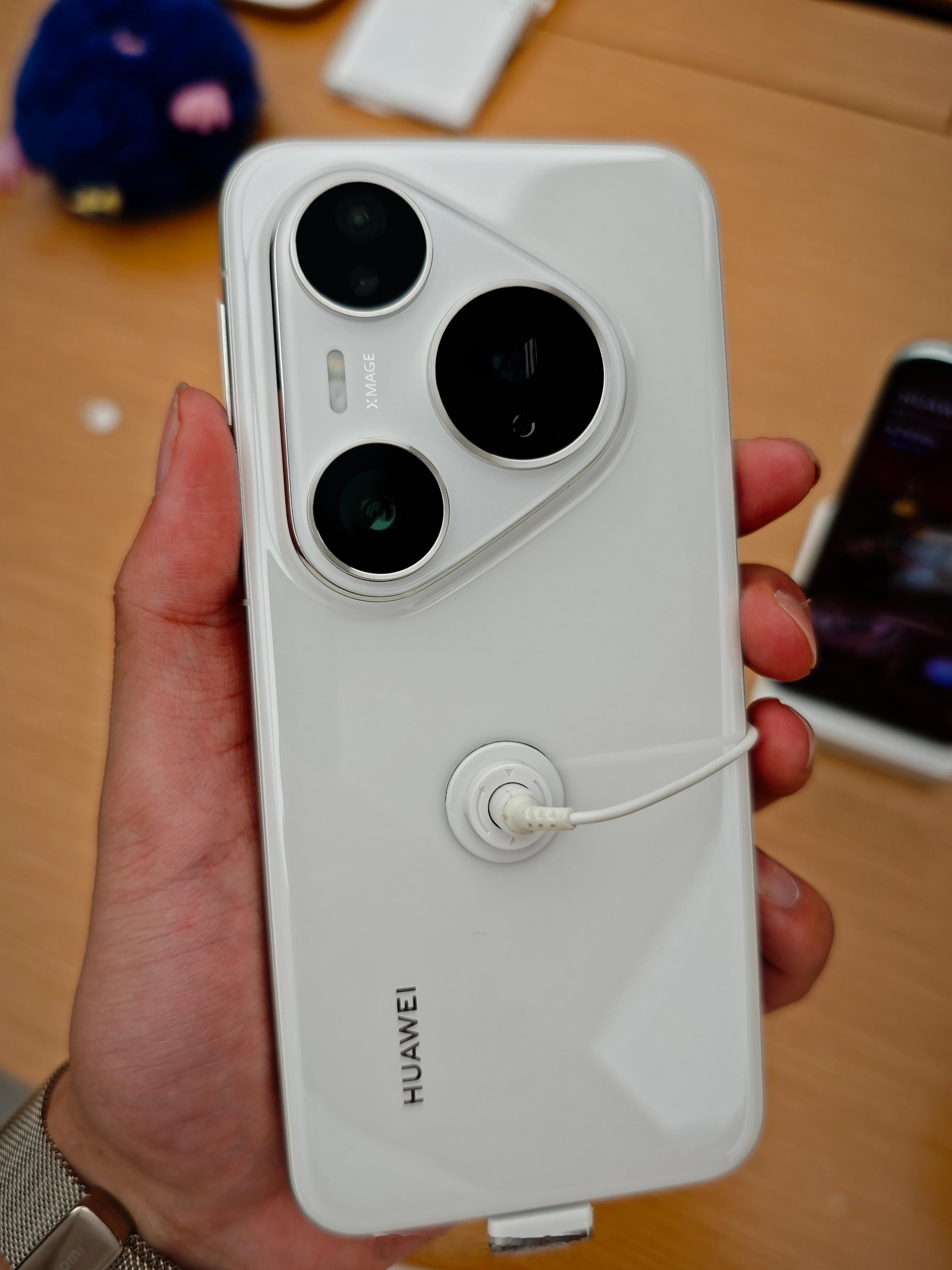 第一次看到Pura 80 Pro、Pro+、Ultra真机这模组比上代大了好多我