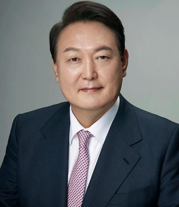 尹锡悦被忠诚于自己的检察总长释放，高调返回了总统府官邸，而代总统崔相穆也在总统府