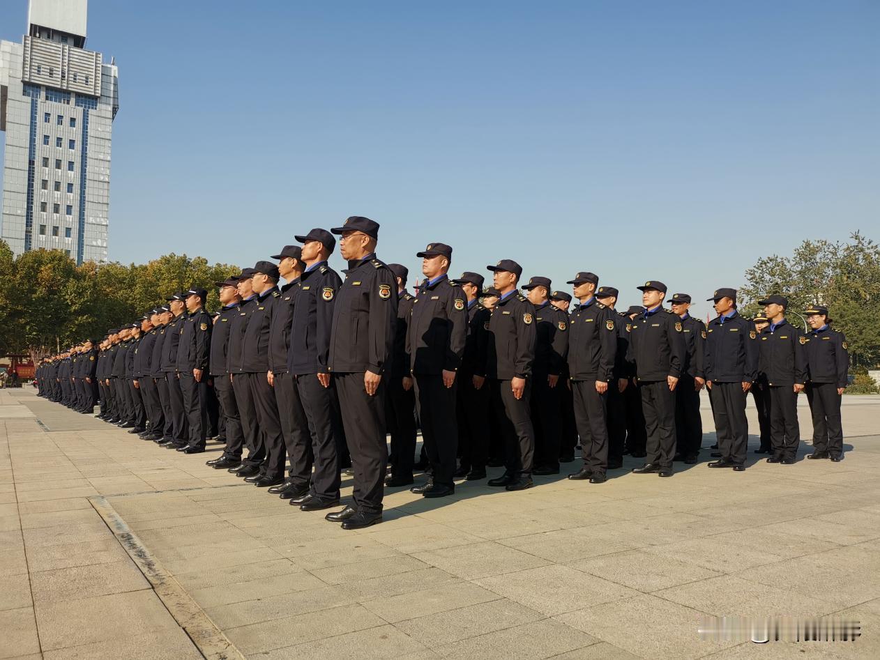 大快人心！全国执法队伍迎来全面整顿。5月21日官方发布会通报，一年清退三十万不合