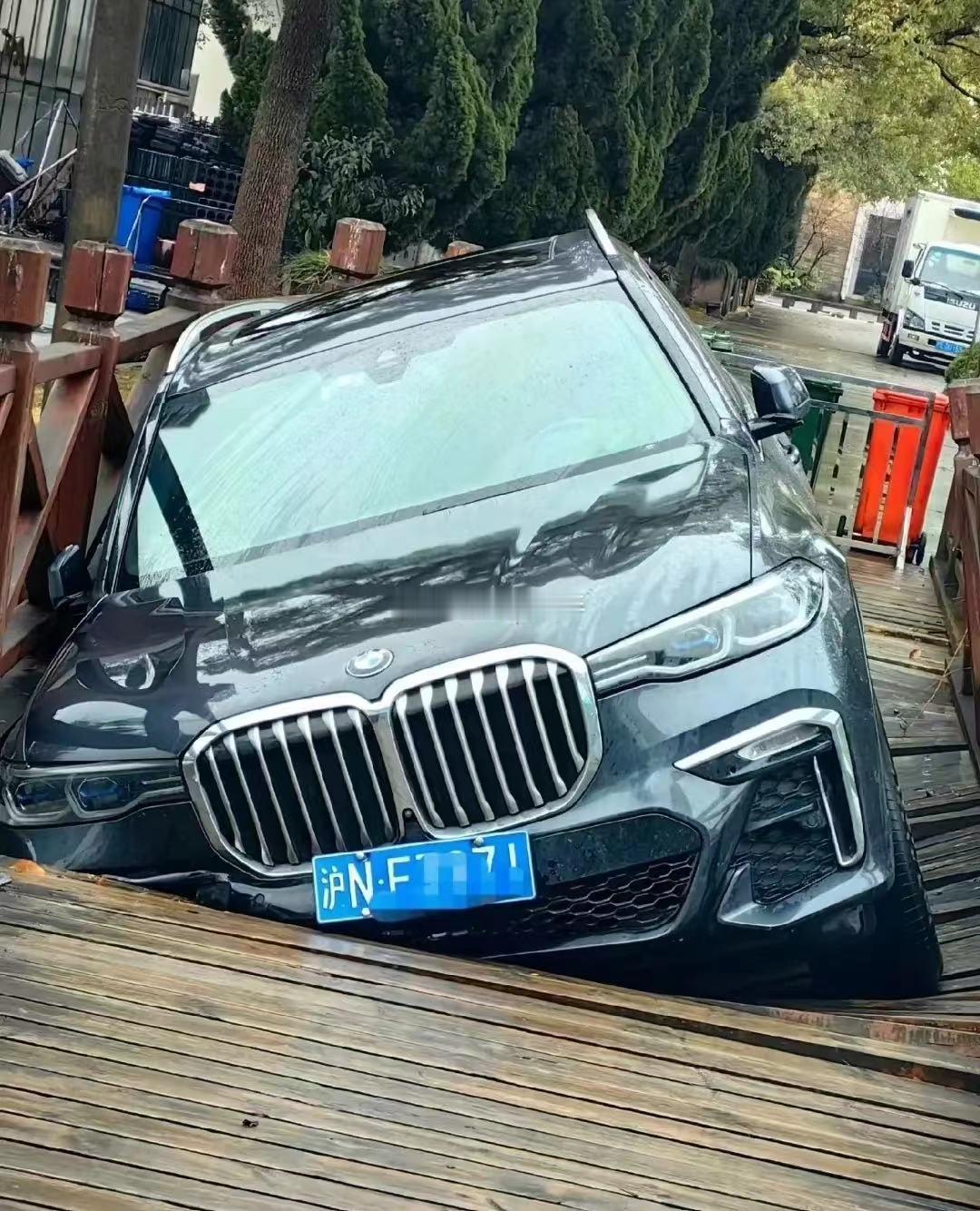 这起事故宝马赔桥梁修复？？？还是桥梁权属方赔宝马啊？？？海阔试车超话 ​​​