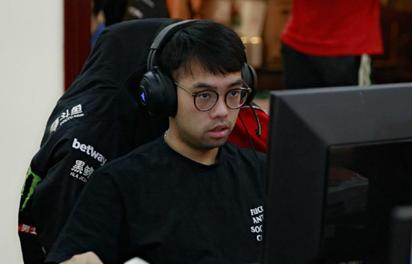 Maybe入职游戏公司后不到四个月又转行当rapper，这大概是我见过最不务正业