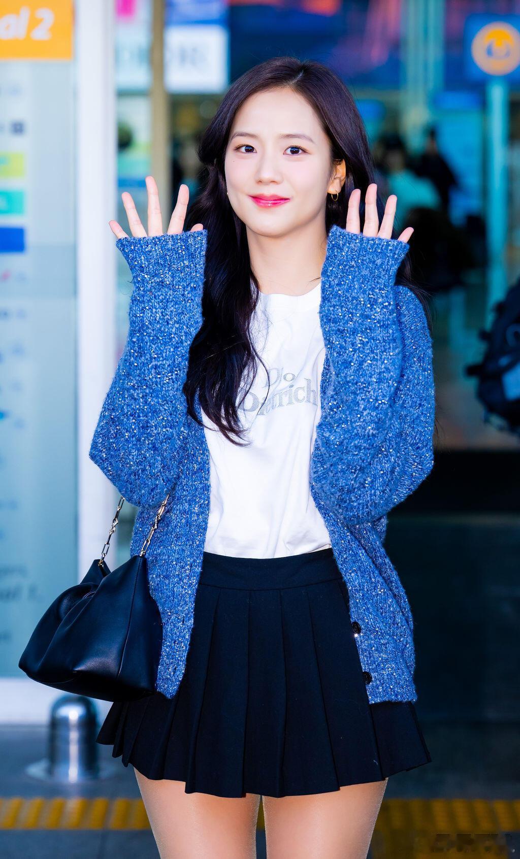 jisoo 韩国机场出境Dior2026秋冬时装秀～这裙子是真短好不方便还不如穿