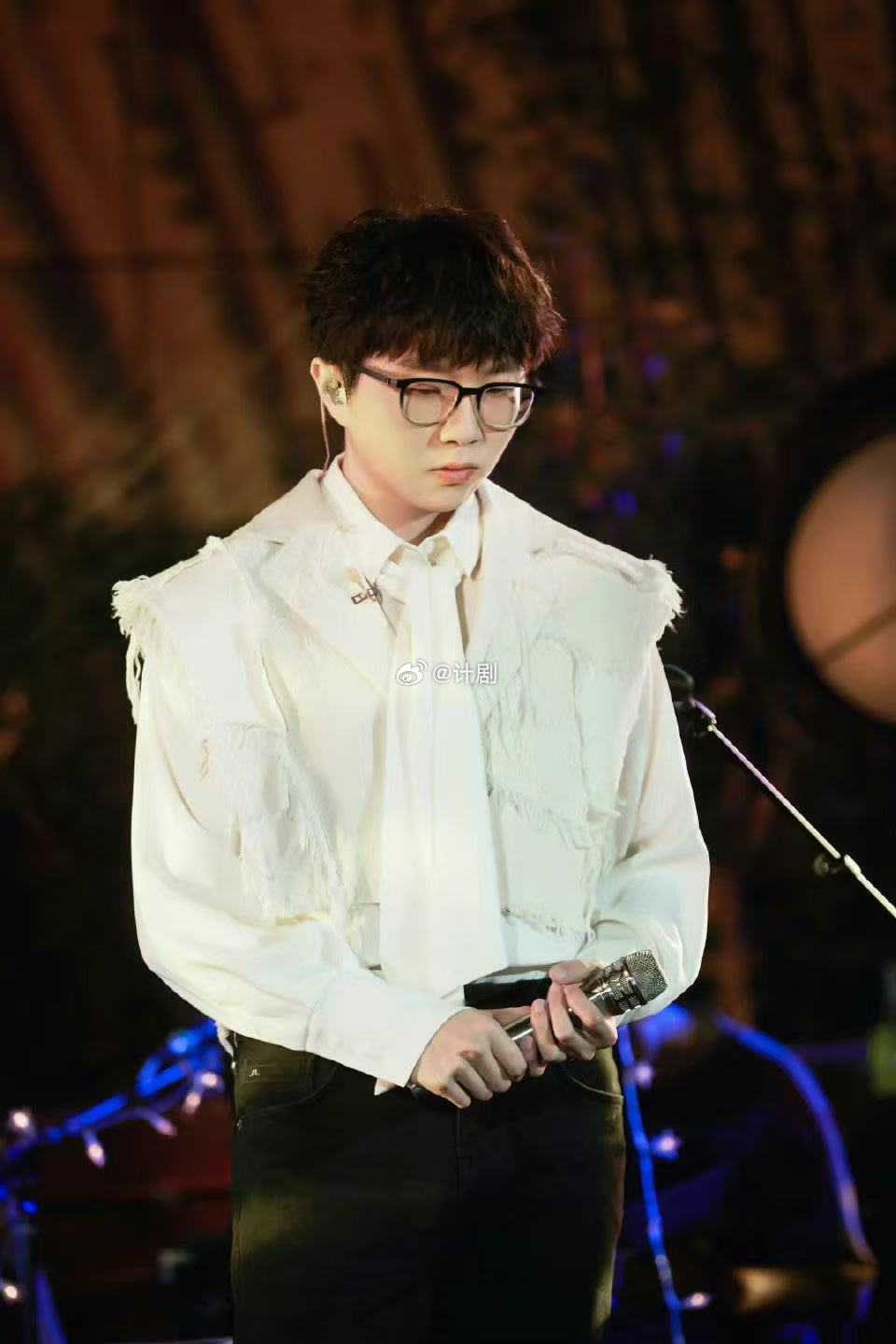 哇唧唧哇否认毛不易解约 有些人是真的闲，整天编这种没边的事，支持公司回应。 