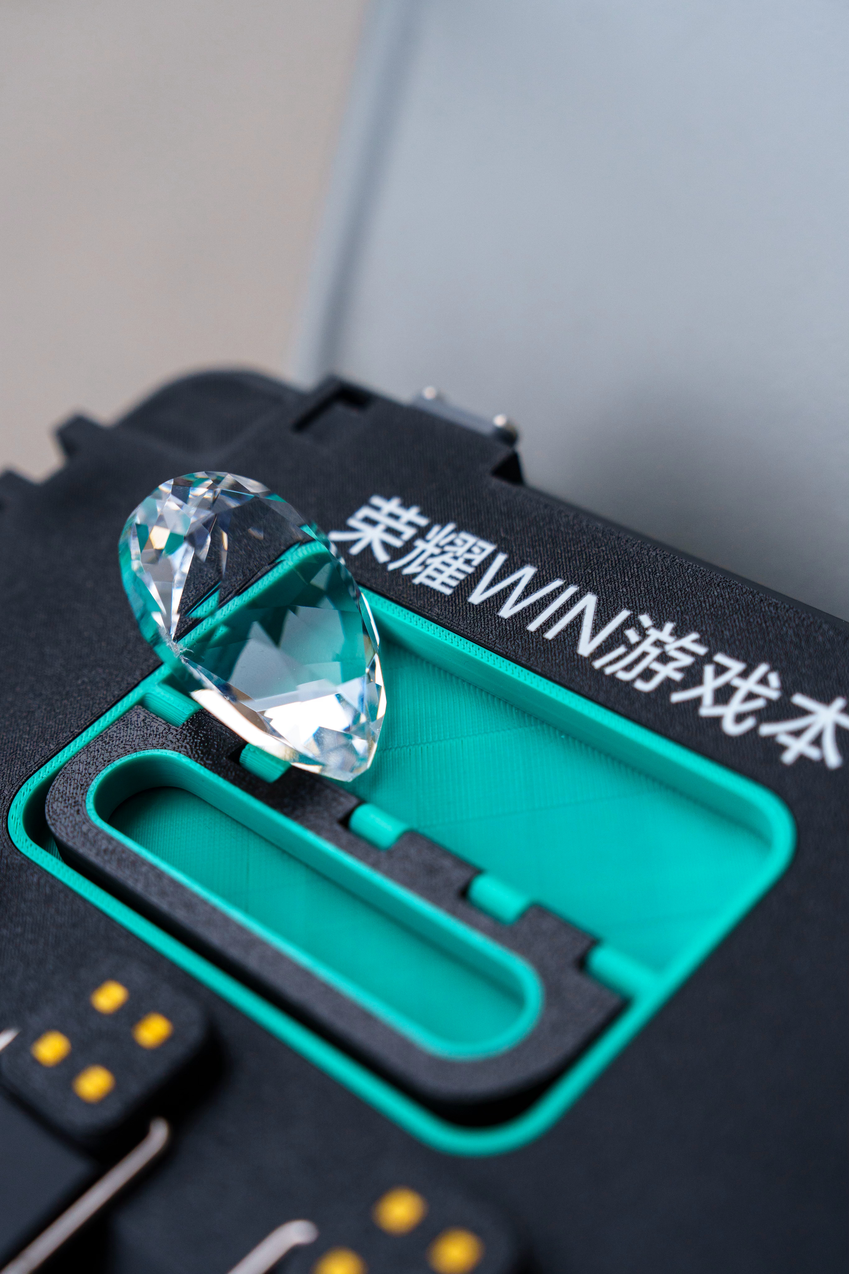 荣耀WIN游戏本太会整活了这发布会邀请函居然是一套三角洲的安全箱大盲盒，而且内容