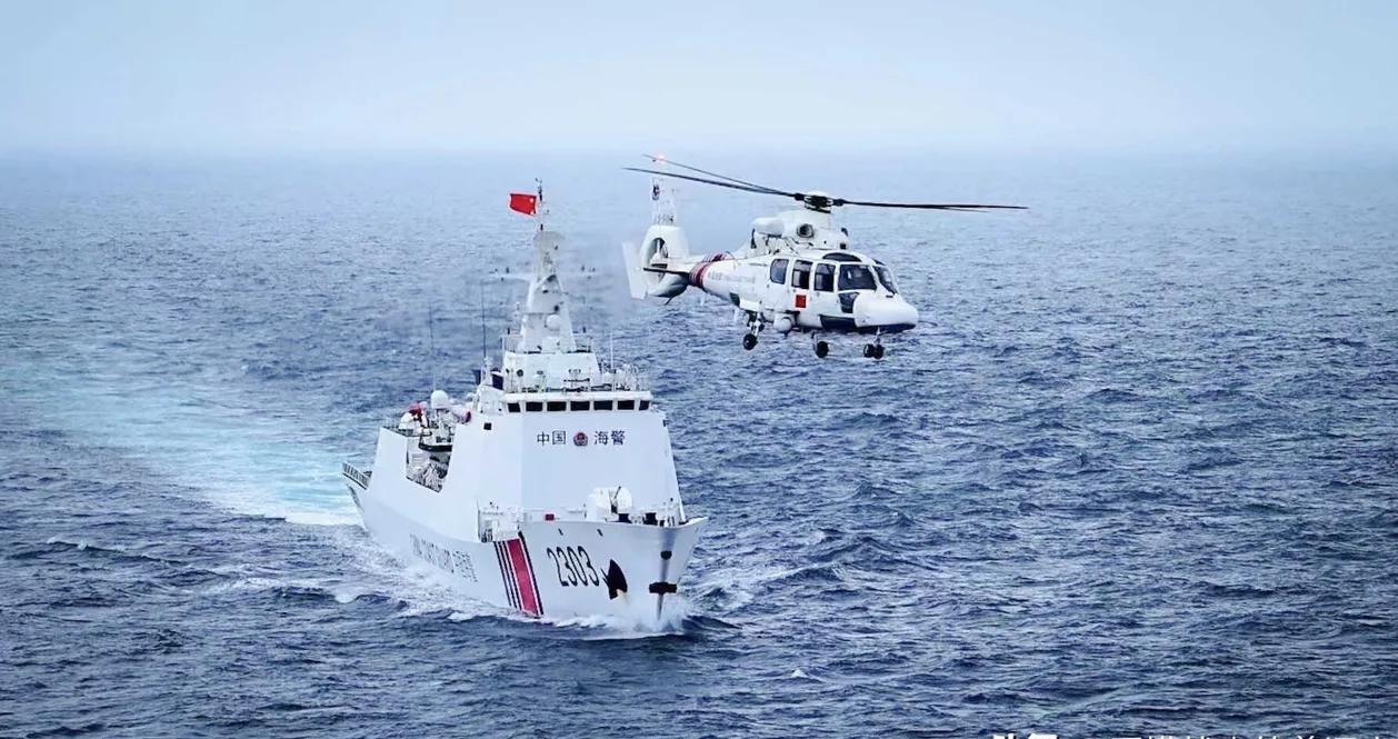 台湾海巡船用中英文双语广播，对着过往外国商船拼命喊：这里是"中华民国"海域，不必