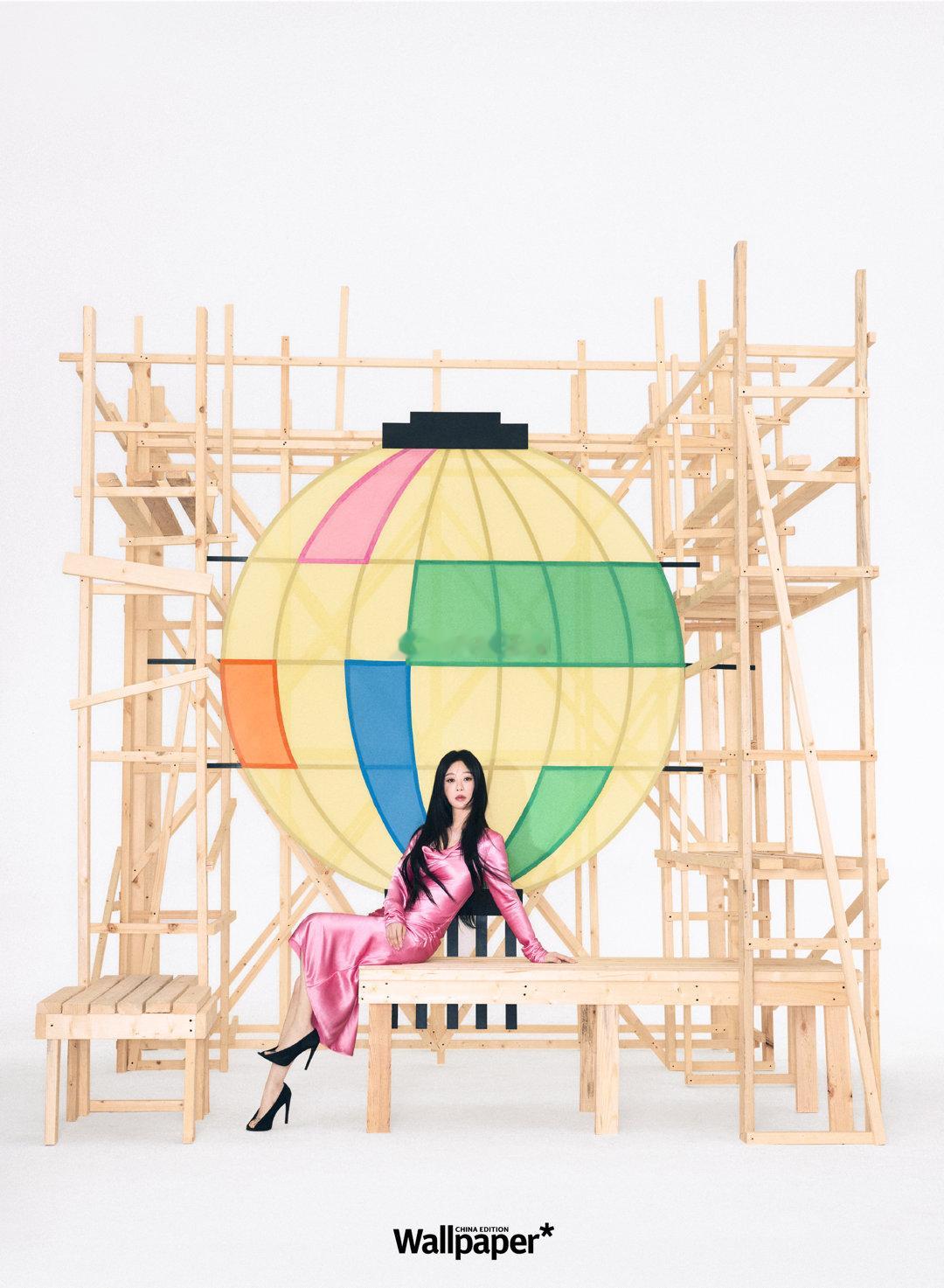 杨紫首登《Wallpaper*中文版》二月刊封面，以“华灯驭梦”为题，开启一场关