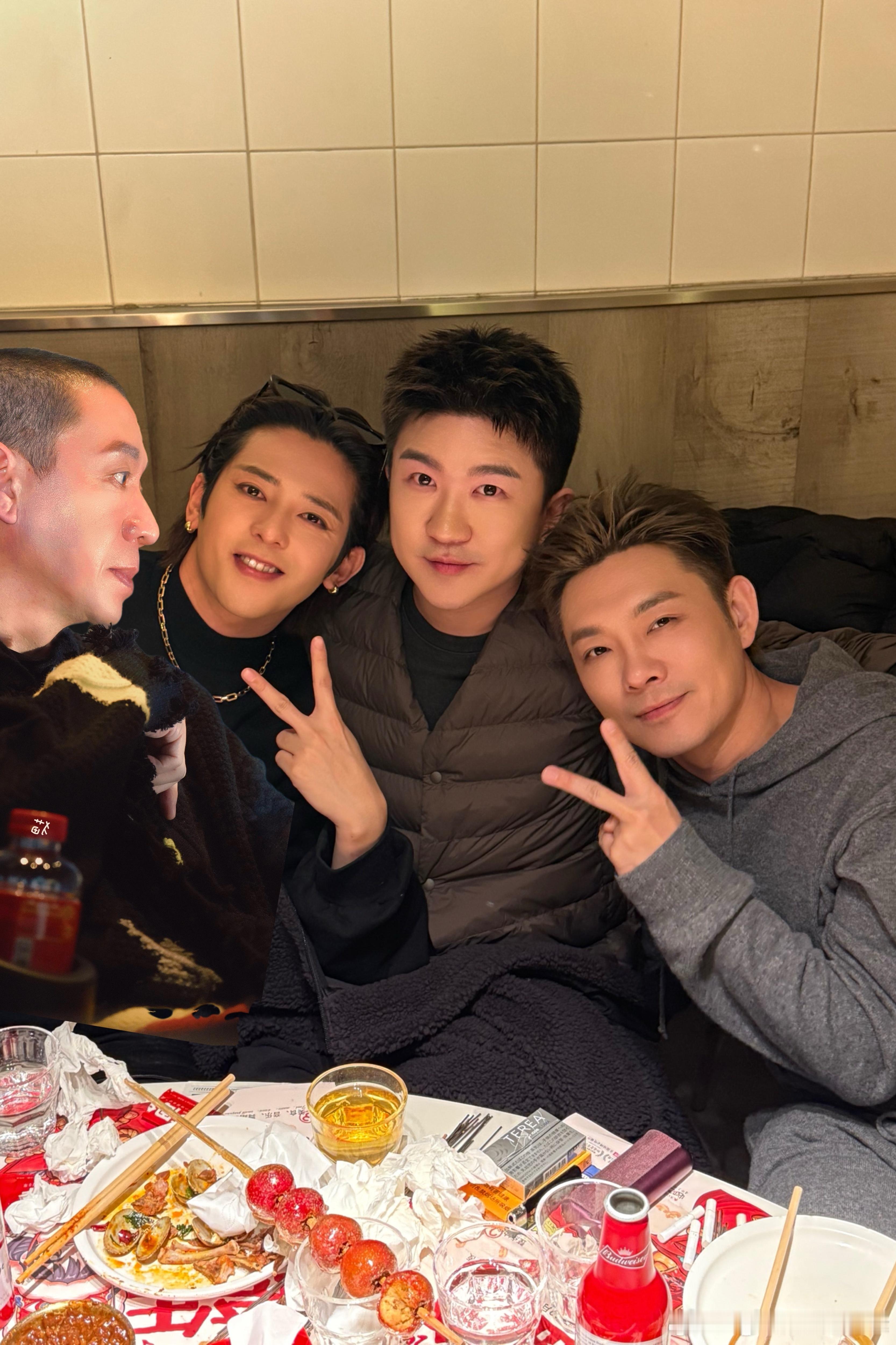 老舅与二手玫瑰梁龙、符龙飞、张大大同框。 
