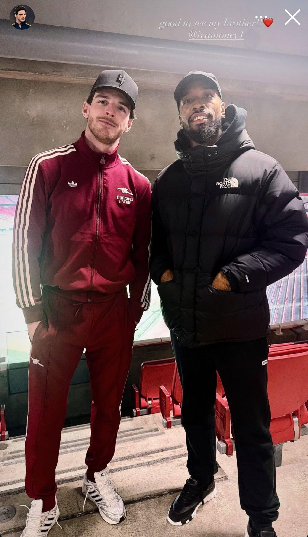 伊万·托尼昨晚来到酋长球场观赛，赛后和赖斯合影📸阿森纳2比0布伦特福德 英超联