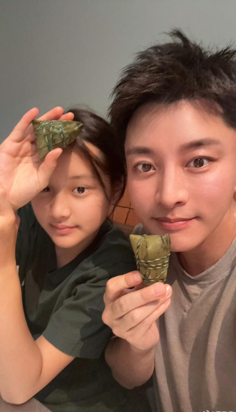 贾乃亮这是美颜瘦脸开大了吧！镜头下看到他的脸蛋比女儿甜馨的还要小，还要粉嫩[捂脸