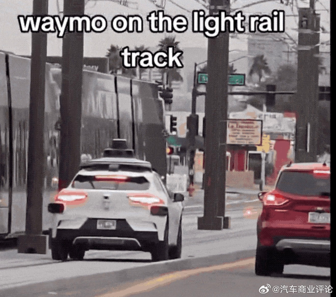 自动驾驶 1月15日,在亚利桑那州凤凰城，一辆Waymo自动驾驶出租车在行驶过程