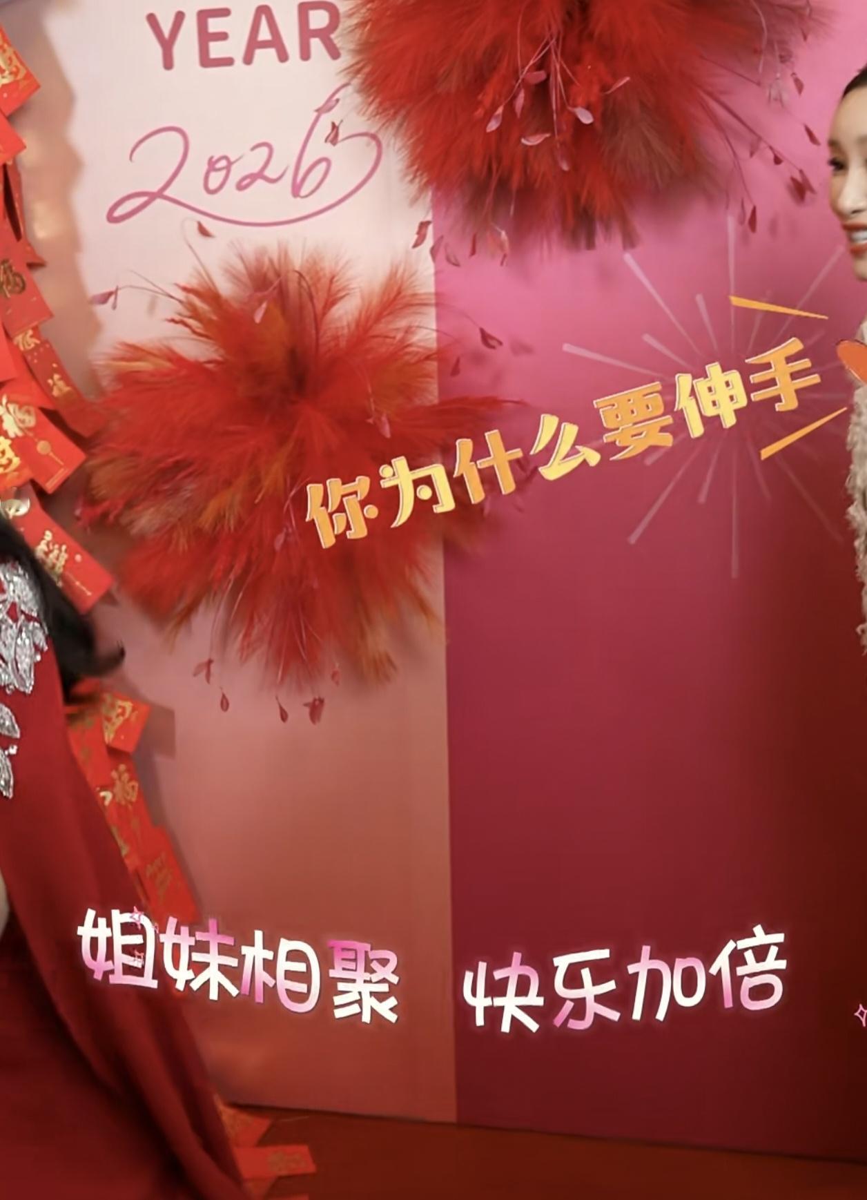 刘涛你伸手干了啥？还忍不了？亲亲闺蜜都弹出镜头了难道是手到福来～ 