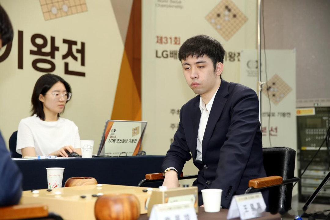 王星昊夺得LG杯世界围棋棋王战冠军中国小将王星昊三番棋力克申旻埈，首捧LG杯冠军