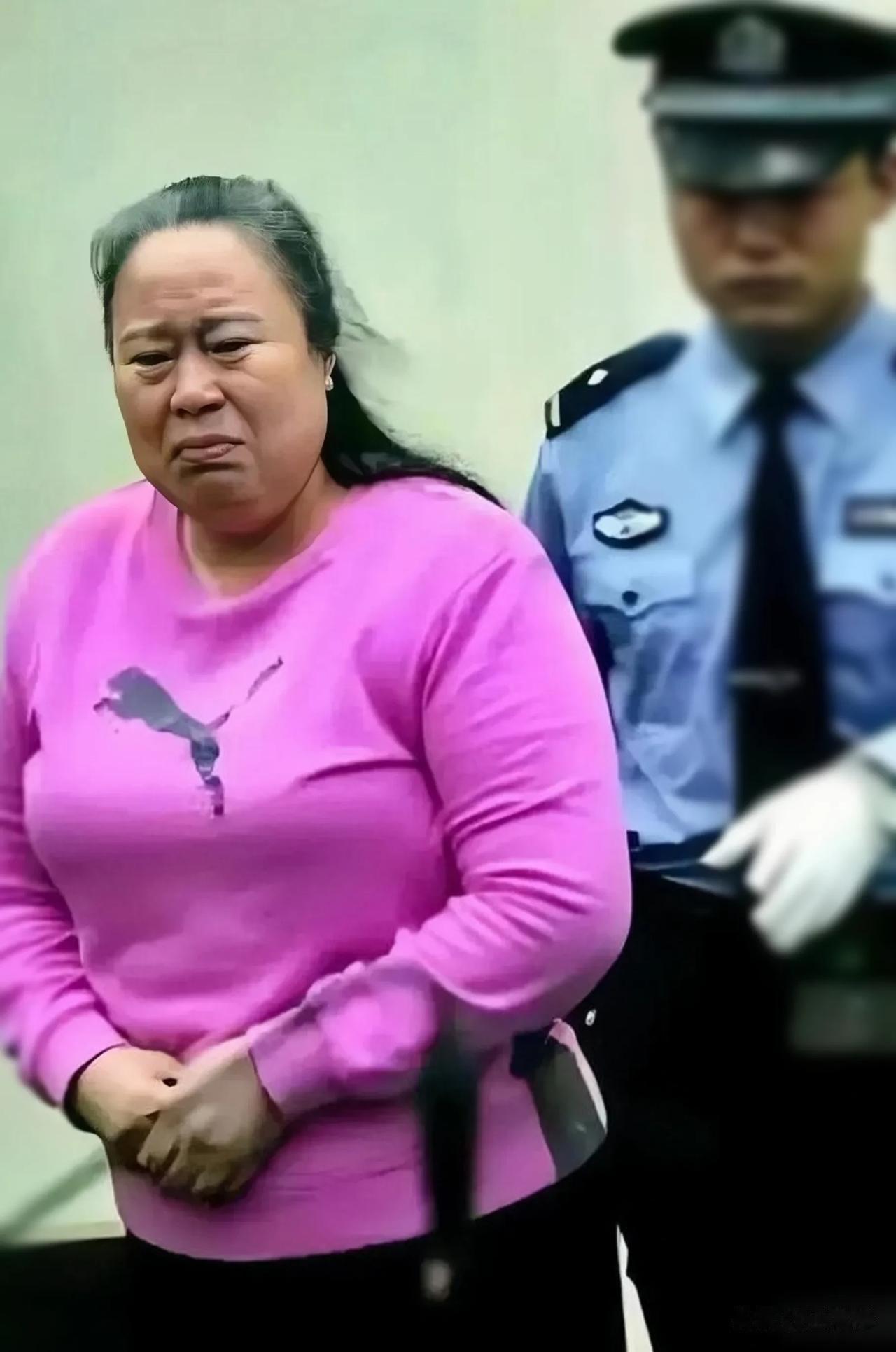庭审现场，这位头发斑白的女子，正是号称“高铁一姐”、能“呼风唤雨”的丁书苗，不过