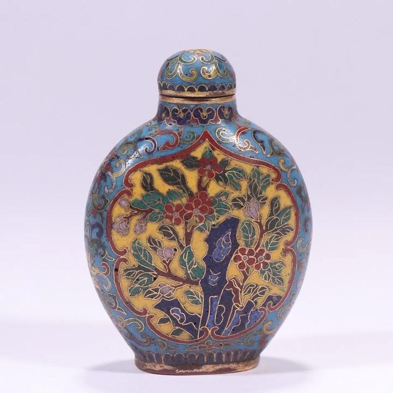 平升村的萧老汉有个祖传的鼻烟壶，据说是明朝皇宫里的物件，上面绘有精美的春宫图。