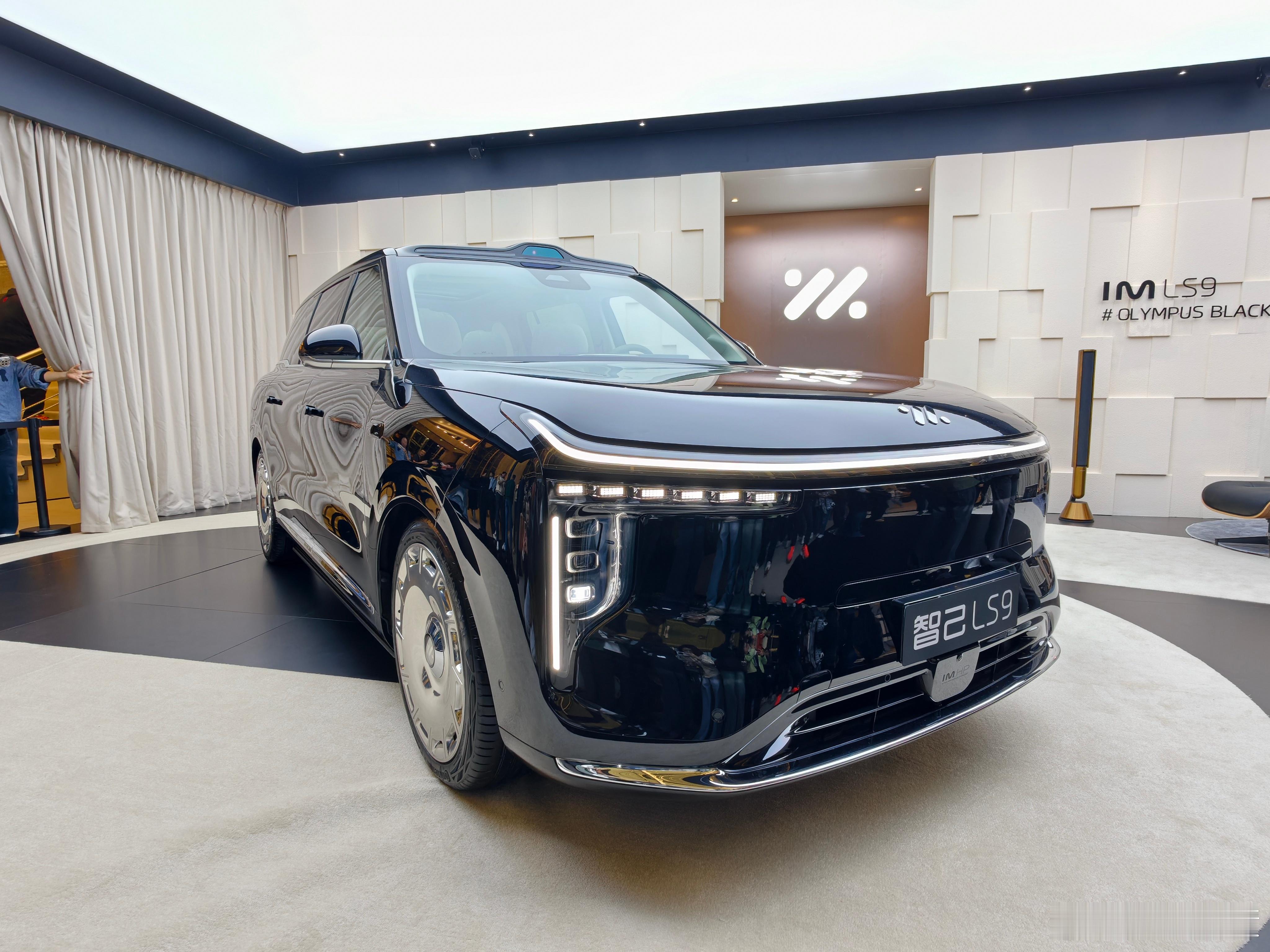 该说不说，智己LS9看着确实很尊，很有质感～不愧是上汽旗舰 