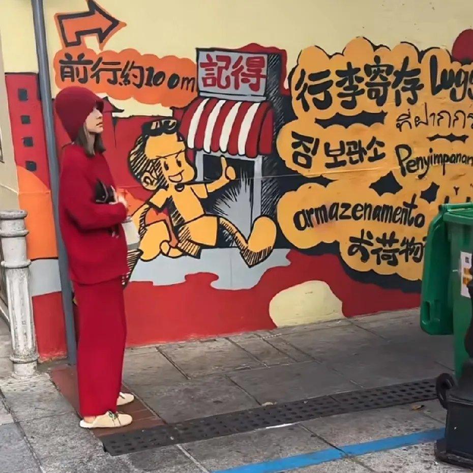 澳门偶遇何超莲，本人五官精致，气质出众。她与大姐何超琼颇为相似，堪称赌王家族中颜