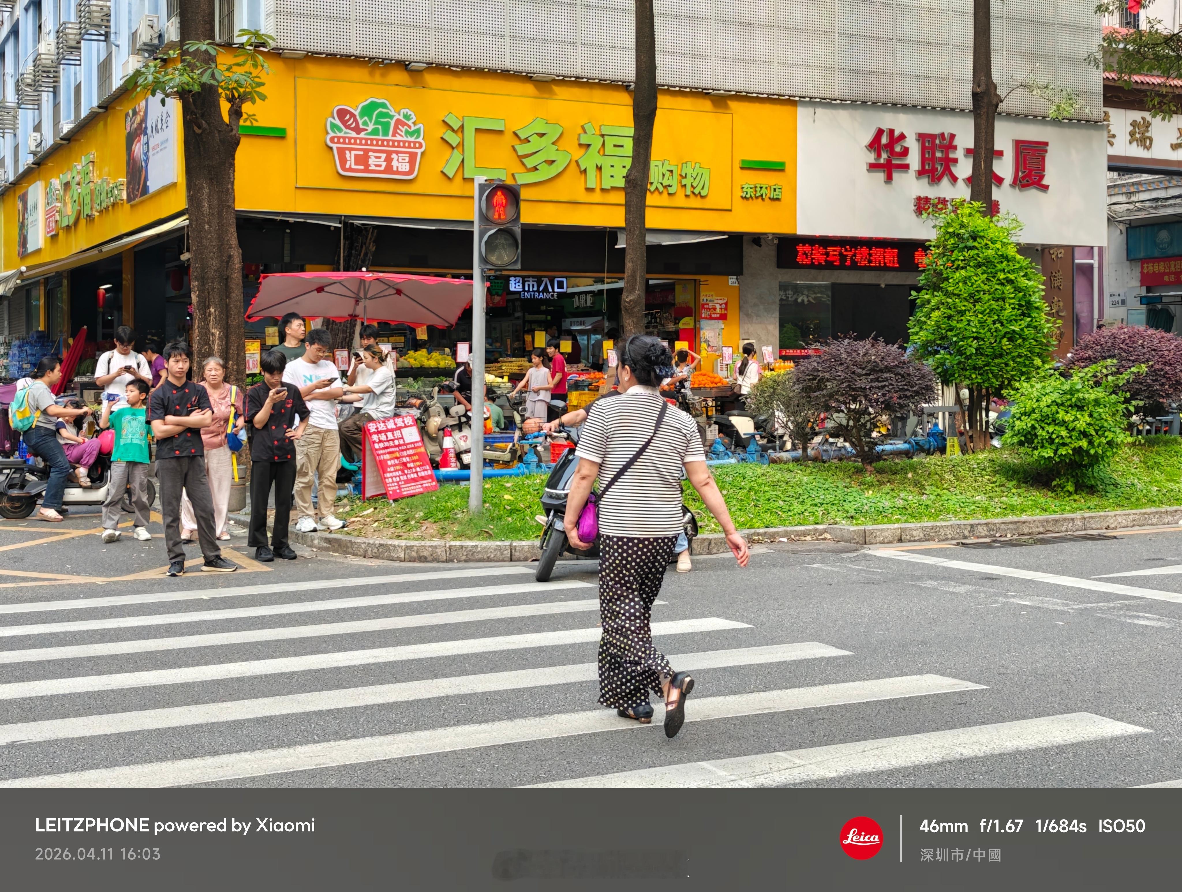 老奶奶健步如飞，一路闯红灯，逼停了好几辆车那一瞬间我差点以为她要躺下