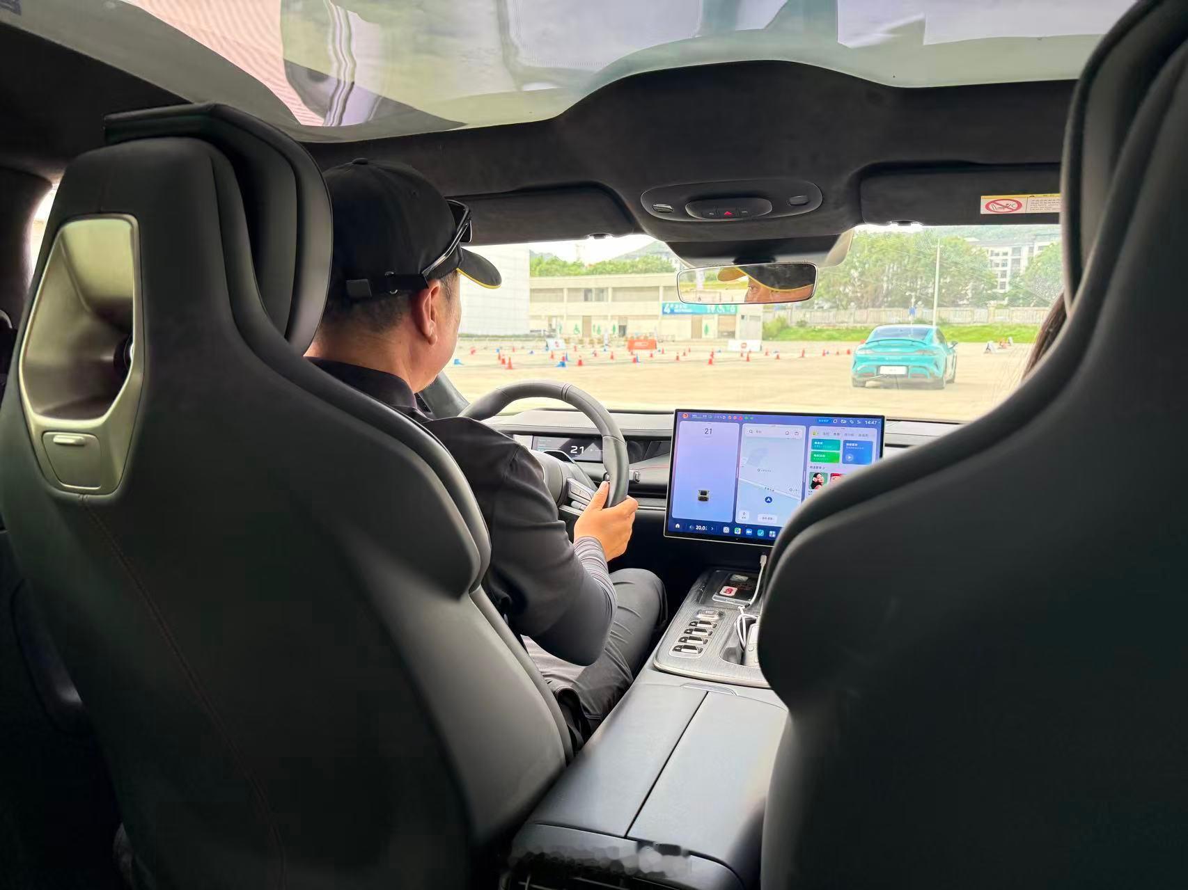 刚看完，新SU7的升级点还是比较吸睛的，把上一代的痛点考虑进去了动力提升至 80