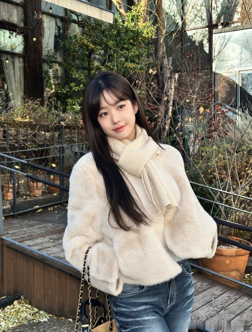 田柾国的前女友李侑菲入驻了某薯,网友纷纷猜测是来宣示主权的。这位美女也是爱豆吗还