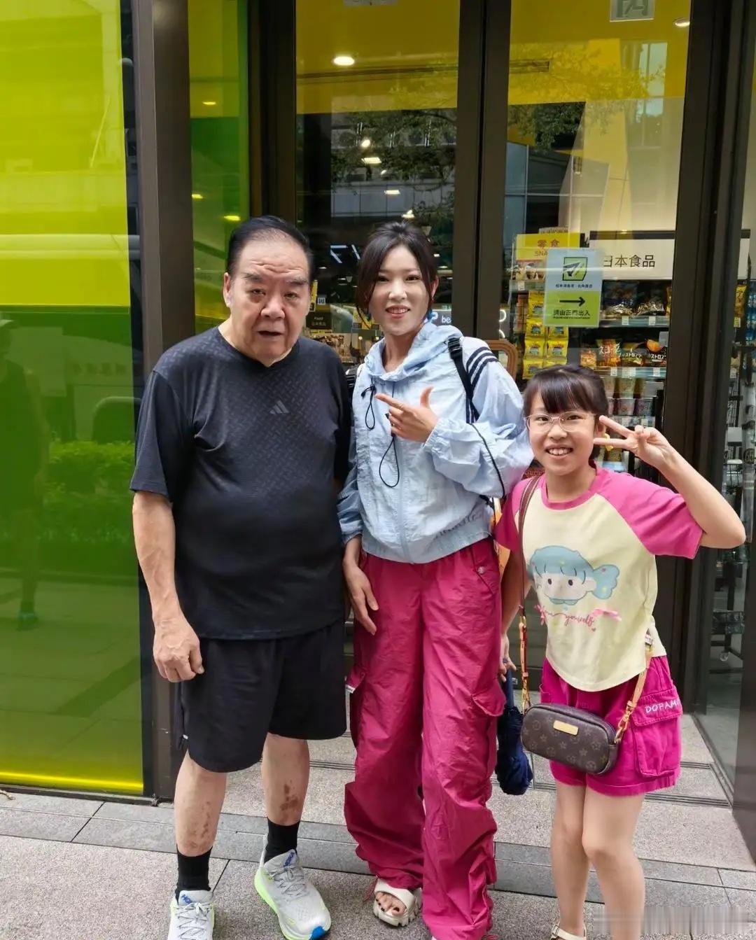 75岁郑则仕在香港街头被偶遇，他看起来苍老了好多，佝偻着腰背，体态臃肿，腿上老人