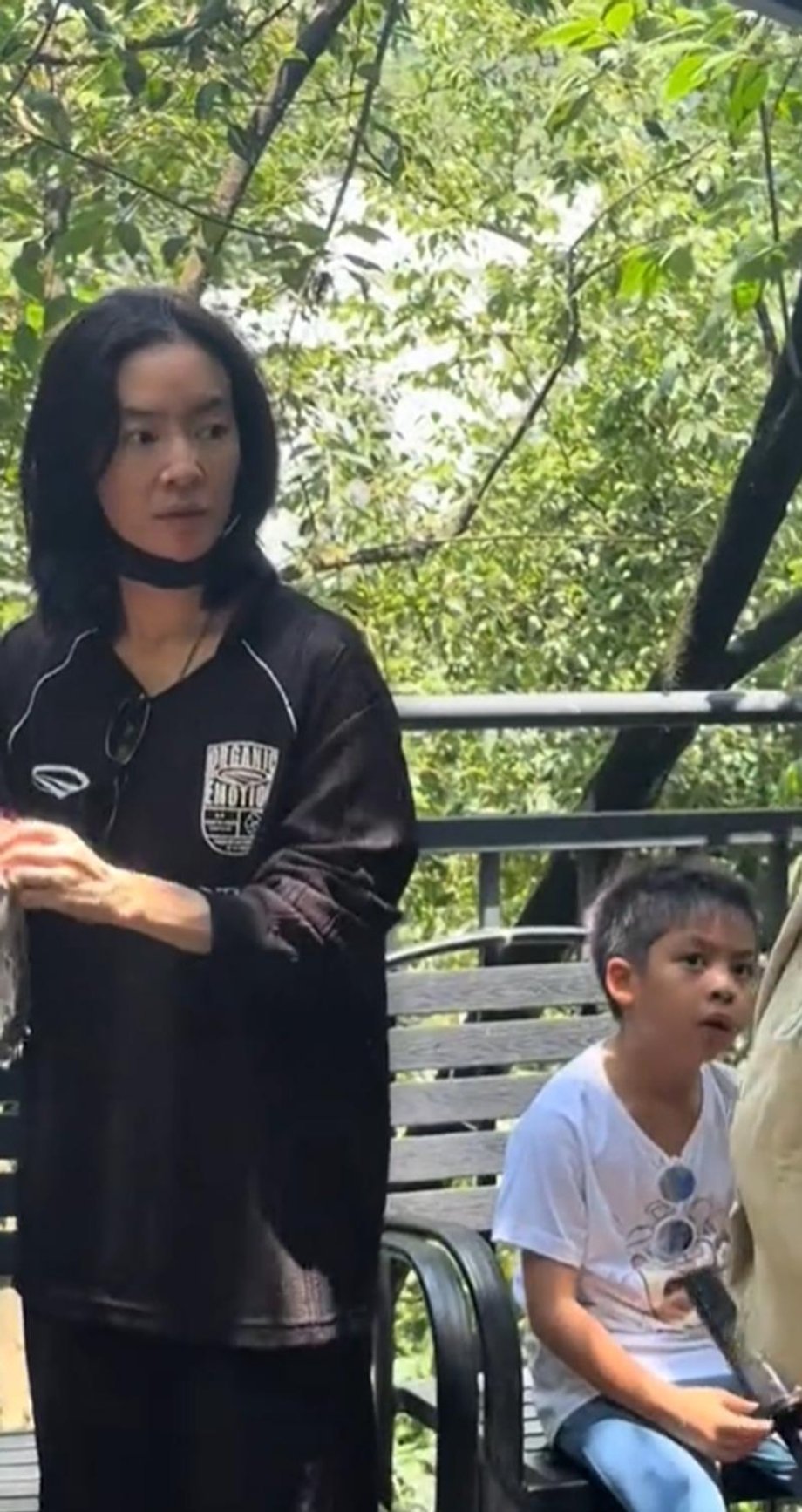 李晟一家3口游黄果树瀑布，8岁儿子出镜大眼帅气 