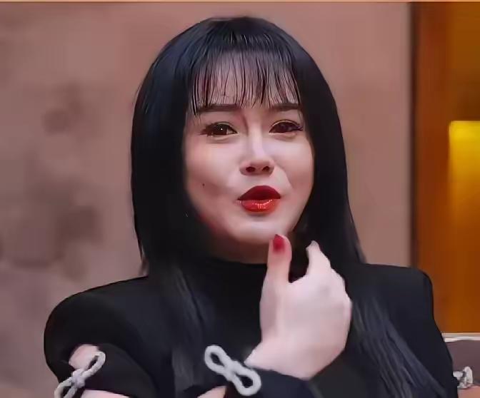 冉莹颖现在估计肠子都悔青了！
因为她无论如何都没想到，上综艺本想让邹市明支棱起来