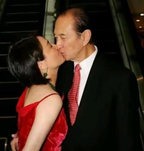 1986年，已经65岁高龄的赌王何鸿燊，和年仅26岁的梁安琪热吻。当时的梁安琪还