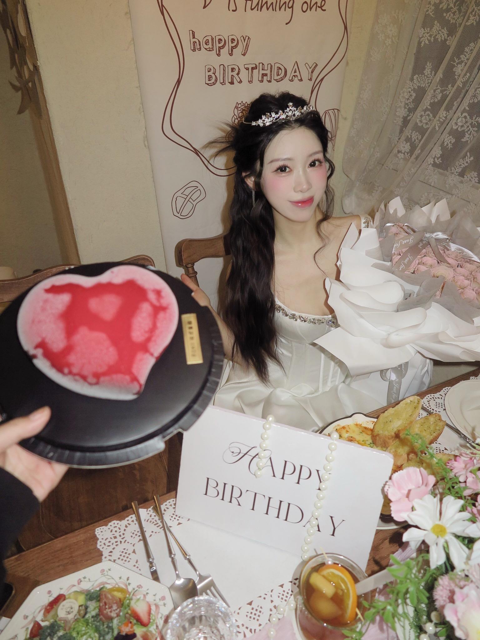 🎂 新岁 步履更轻 目光更明。“我觉得 我还可以走得更远 还能更坚强...