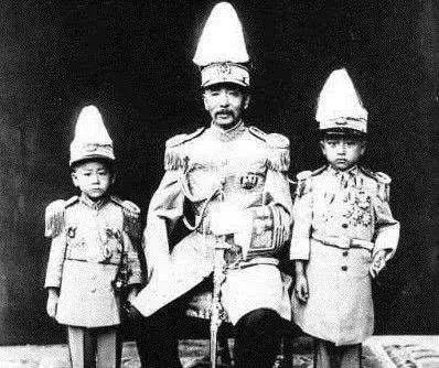 你能想象吗？
大名鼎鼎的张学良居然出生在马车上，而且当时他们全家被悍匪追杀，命悬