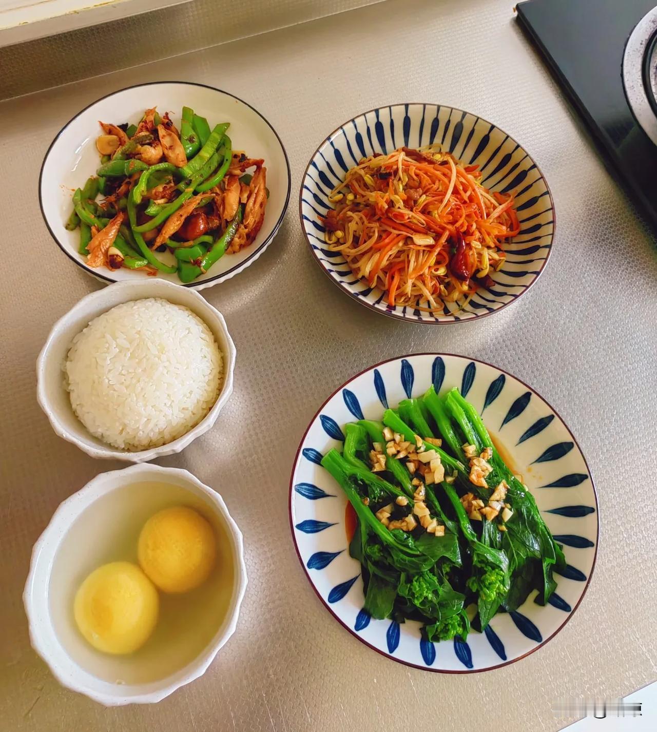 高二娃的午餐
蒜末芥兰 青椒炒鸡肉 豆芽炒胡萝卜
 豆沙汤圆 大白米饭
早餐我和