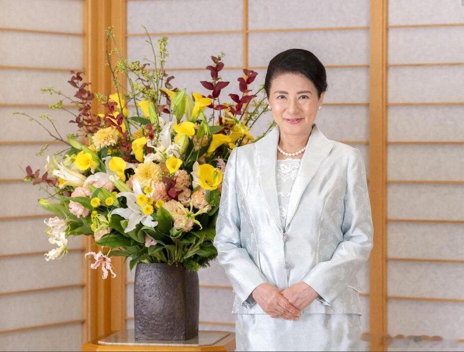 新闻 2025.12.9 日本皇后雅子庆祝62岁生日，今年有去外访蒙古，所以摆拍