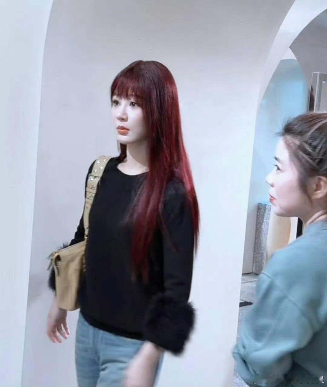 杨紫华伦时装周造型，她工作室是不是混进去黑粉了。 