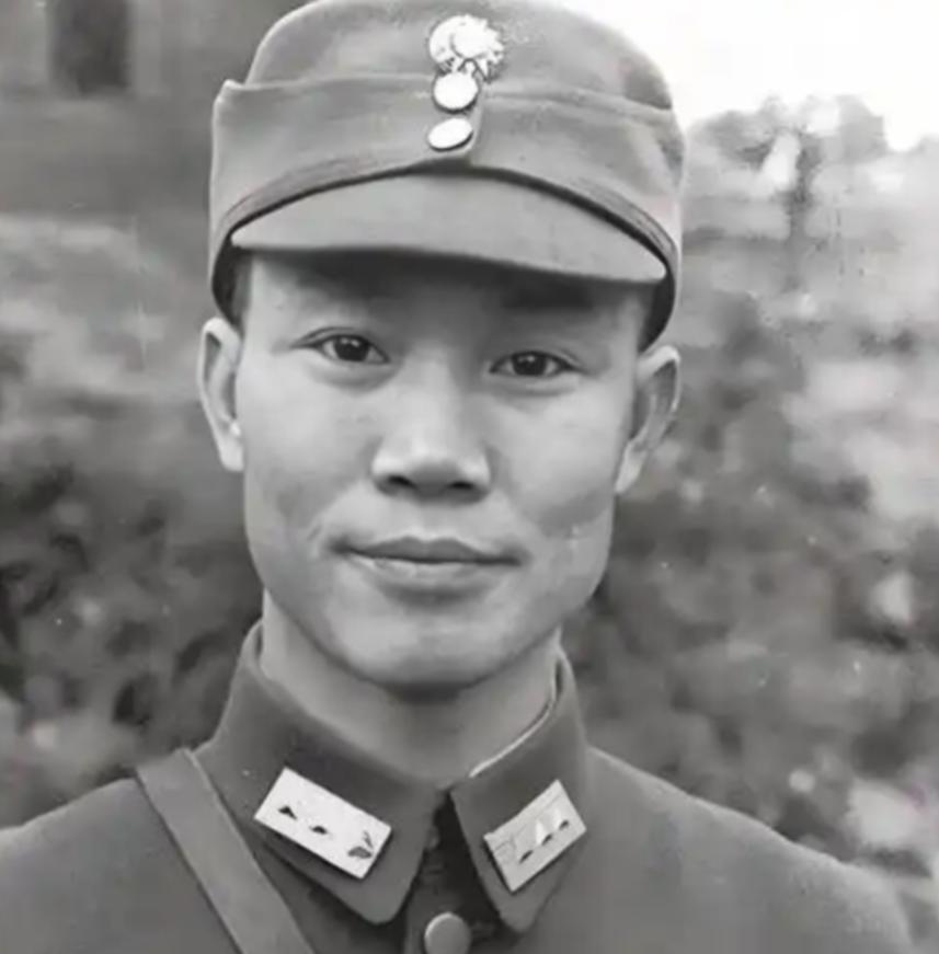 1925年，陈诚回家奔丧。7年不见的妻子，想与他同房。妻子刚到床上，就被他强行推