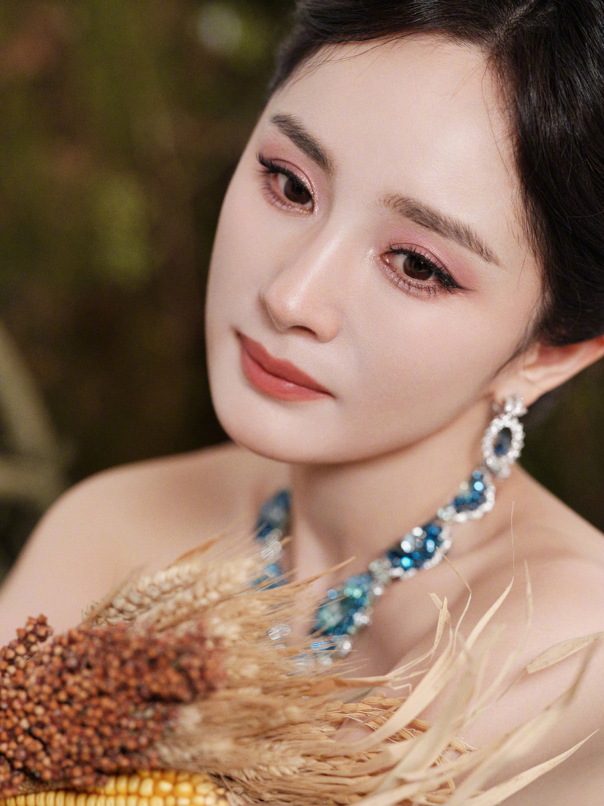 没人比杨幂更懂眸略杨幂这张脸，真的自带“我是主角”的BGM，往那一站，故事感和高