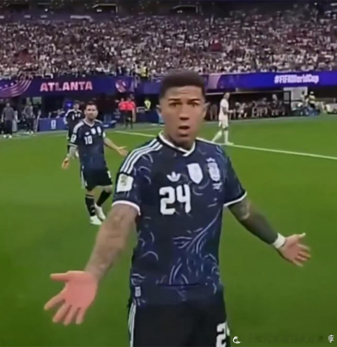 FIFA发布了决赛裁判视角的集锦画面几何中心、宣传物料视觉重心，是排版带来的两种